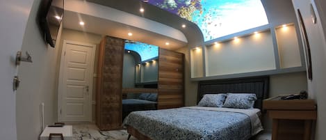 Luxe appartement, 1 slaapkamer | Woonruimte | Een 100-inch ledtelevisie met satellietzenders en televisie