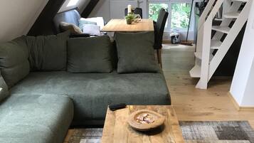 Smart-TV, Kamin, Bücher, Stereoanlage