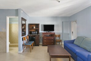Doppelzimmer, 2 Queen-Betten | Wohnbereich | 40-Zoll-LED-Fernseher mit Kabelempfang, Fernseher