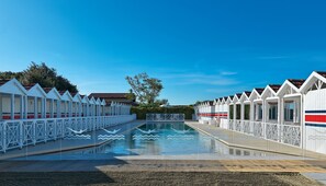 Seasonal outdoor pool, open 11:30 AM to 4:30 PM, sun loungers - Augustus Lido (Forte dei Marmi)