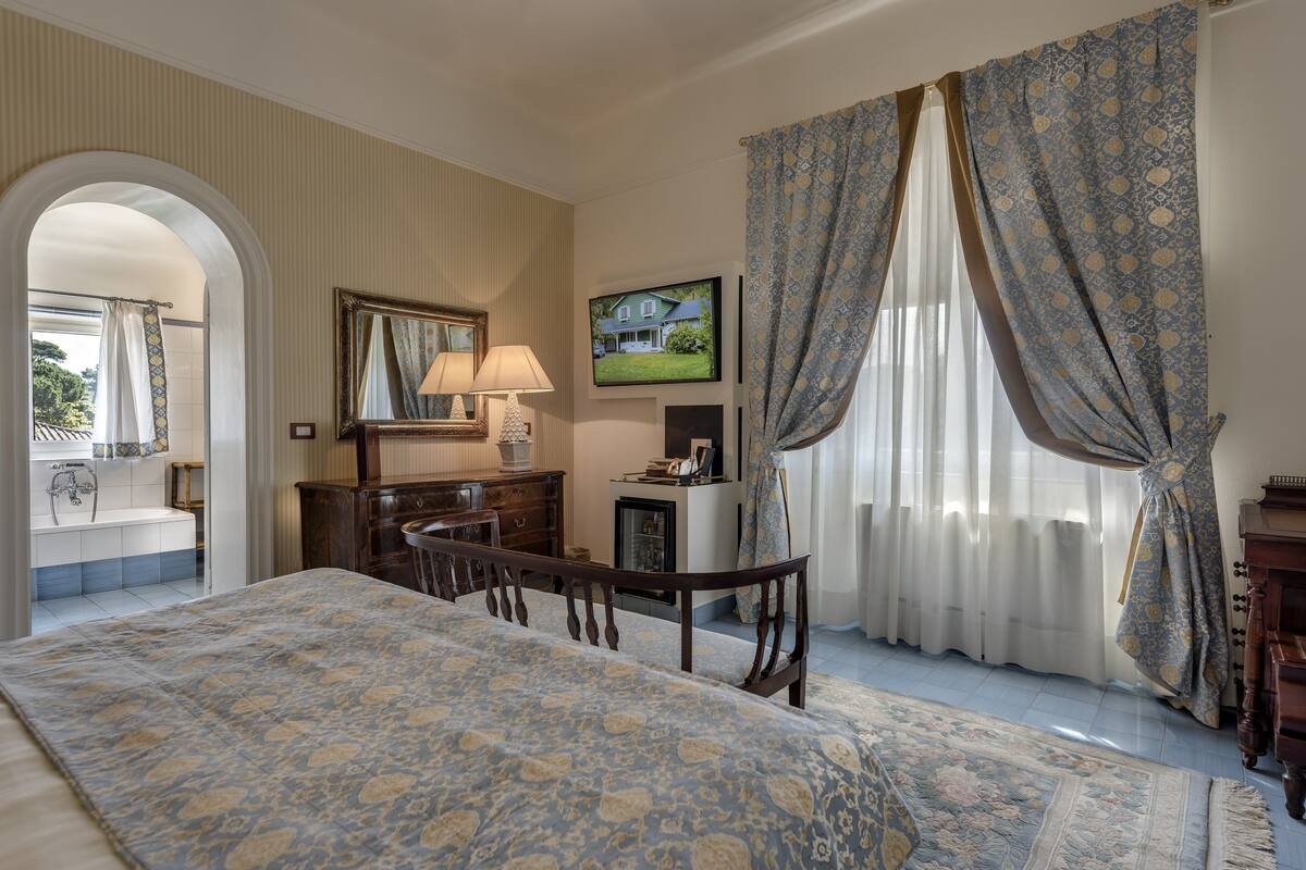 Junior Suite | Minibar, in-room safe, desk, cribs (free)
