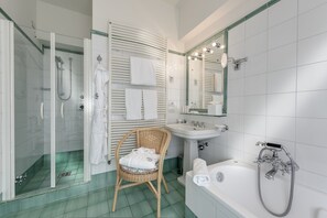 Classic Double Room | Bathroom | Rainfall showerhead, free toiletries, hair dryer, slippers - Augustus Lido (Forte dei Marmi)