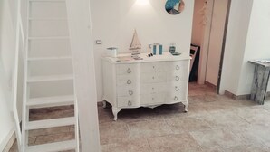 A room with a white dresser, a ladder, and a tiled floor. - Typical Ostuni House - Free WiFi - Mini Spa (Ostuni)