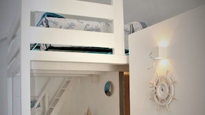 A room with a bunk bed, a dresser, a desk, and a wall-mounted light fixture. - Typical Ostuni House - Free WiFi - Mini Spa (Ostuni)