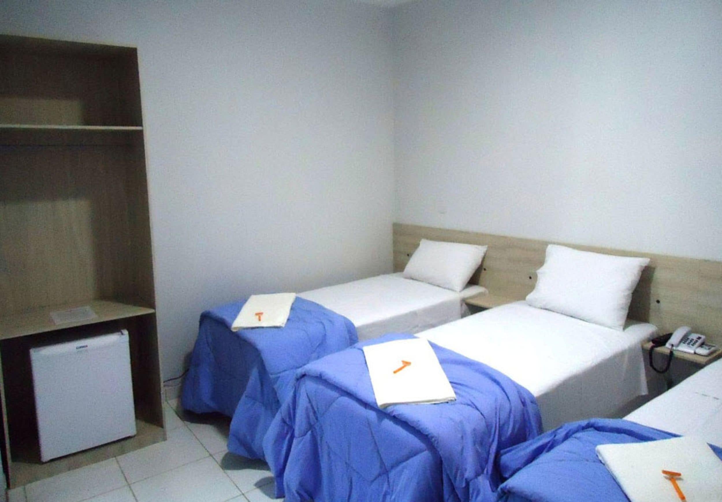 Quarto triplo standard | Frigobar, escrivaninha, Wi-Fi de cortesia, roupa de cama