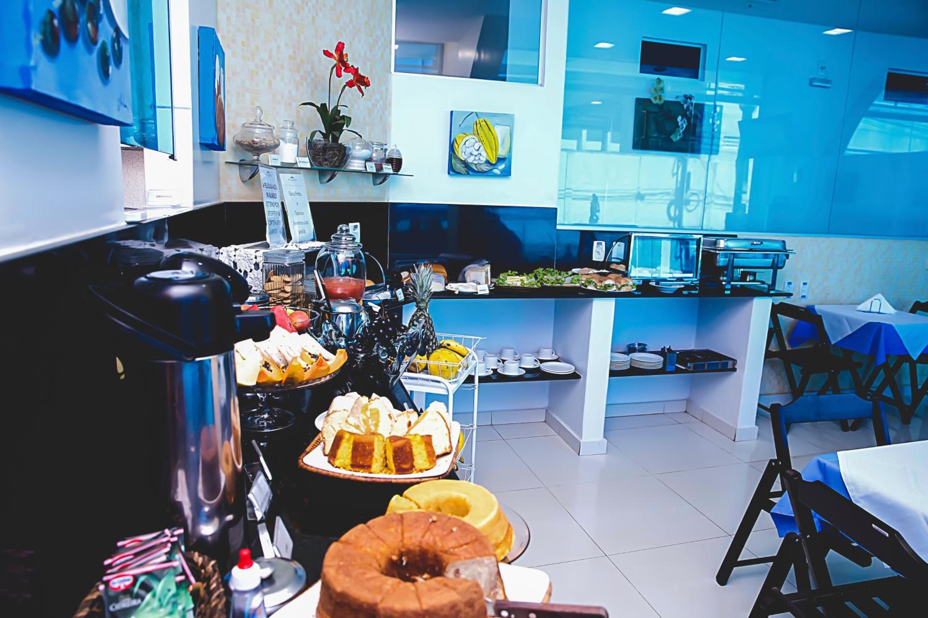 Een buffetgedeelte met diverse gerechten en een koffiehoek.