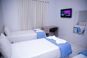 Minibar, Schreibtisch, kostenloses WLAN, Bettwäsche
