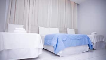 Een minibar, een bureau, gratis wifi, beddengoed