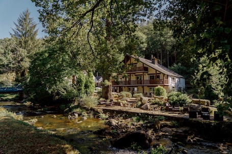 Fachada de la propiedad. Logis Auberge de Pont Calleck