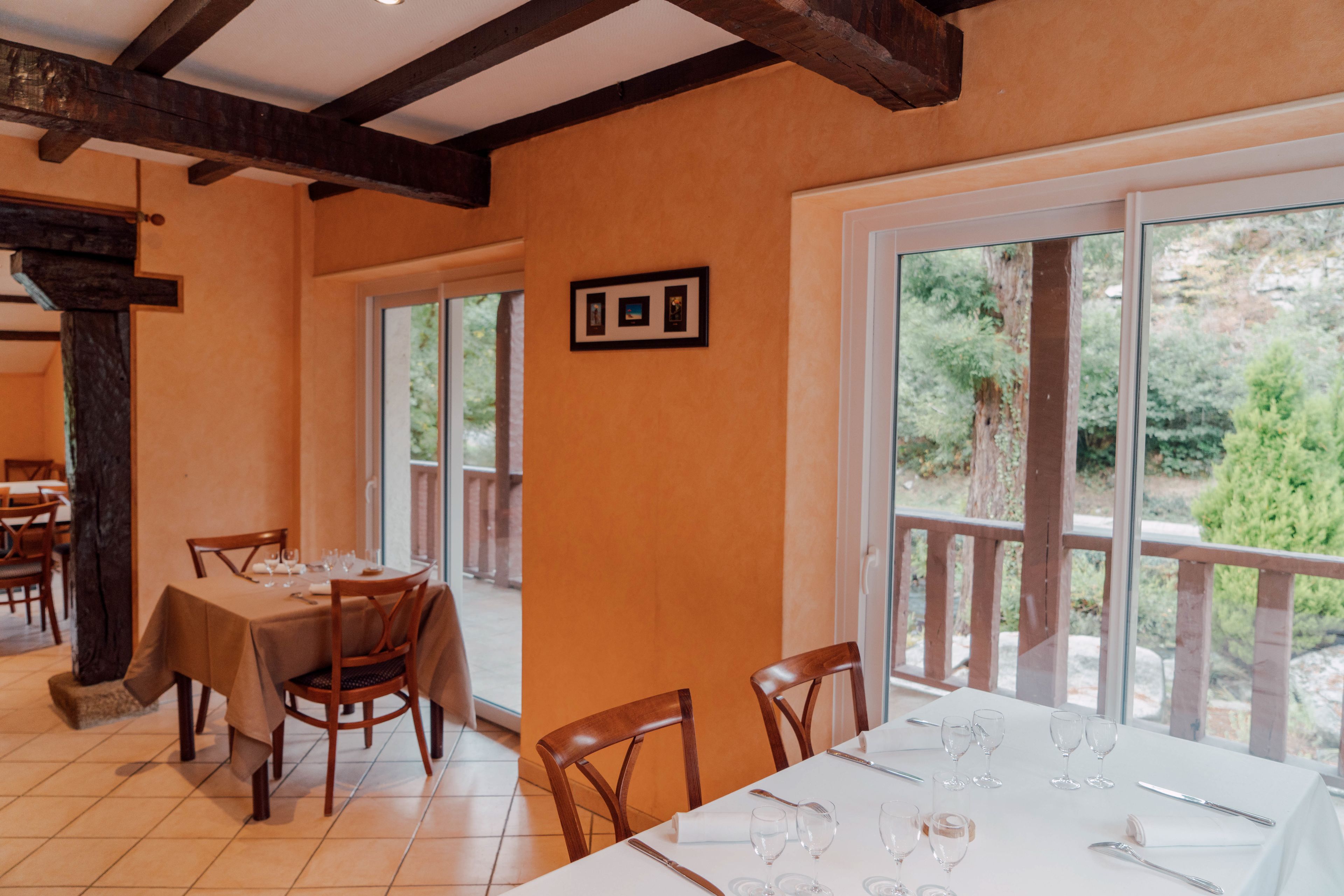 Daily continental breakfast (EUR 12 per person)