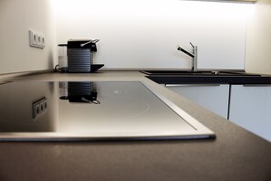 Apartment | Private kitchenette | Full-size fridge, microwave, oven, dishwasher - Plenus Riverloft (Bremen)