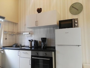 Apartamento | Cocina privada | Frigorífico, microondas, horno y placa de cocina