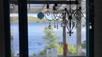 Tavanomainen mökki, järvinäköala, järven rannalla (on an Island) | Näkymä huoneesta