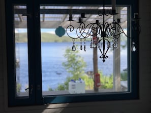 传统村舍, 湖景, 湖畔 (on an Island) | 客房景观