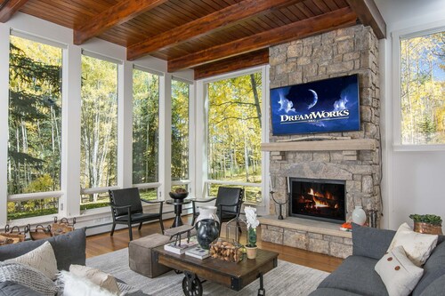 Newly Renovated/Redecorated 5 BR/5 BA Heart of Snowmass Village -Easy Ski Access