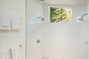 Combined shower/bathtub, hair dryer, towels, soap - Newly Renovated/Redecorated 5 BR/5 BA Heart of Snowmass Village -Easy Ski Access (Snowmass Village)