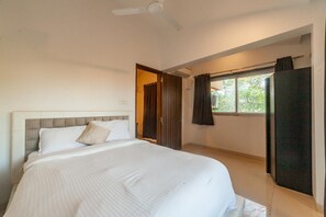 Laptop workspace, soundproofing, free WiFi, bed sheets - Goa Junction Vagator, Aparthptel (Vagator)