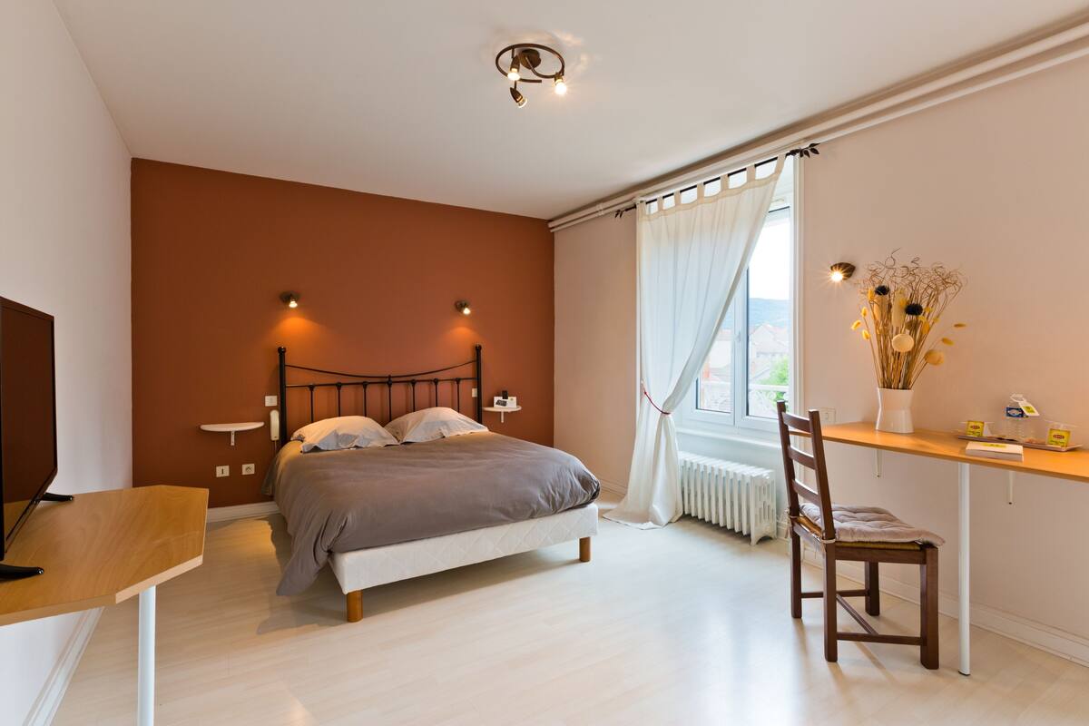 Double Room, Garden View | Individually decorated, individually furnished, desk, blackout curtains