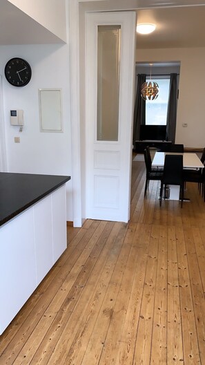 Appartement, 2 slaapkamers | Privékeuken | Een koelkast met diepvriezer, een microgolfoven, een oven, een kookplaat