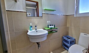 Dusj, hårføner, håndklær og såpe