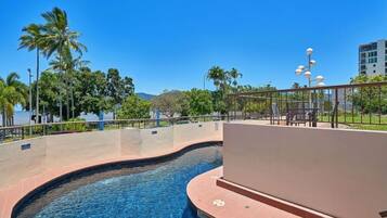 2 hồ bơi ngoài trời