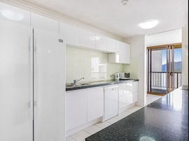 Refrigerador con freezer, microondas, horno, placa de cocina