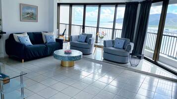 Căn hộ Deluxe | 2 phòng ngủ, bàn, khu vực làm việc phù hợp cho laptop