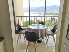 2 habitaciones, escritorio y espacio para trabajar con laptop 