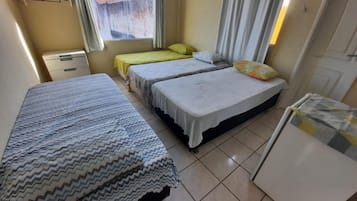 Quarto quádruplo, 2 camas Queen | Frigobar, Wi-Fi de cortesia, roupa de cama