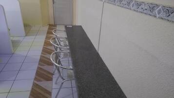 Habitación cuádruple, varias camas | Minibar, wifi gratis y ropa de cama