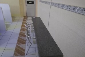 Quarto quádruplo, várias camas | Frigobar, Wi-Fi de cortesia, roupa de cama