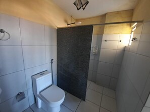 Chambre Triple, plusieurs lits | Salle de bain