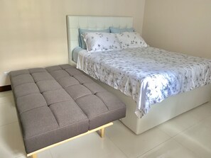 1 bedroom, iron/ironing board, WiFi, bed sheets - Chillax6  at 101 Newport Blvd near Manila airports w/ pool+Wi-Fi+Netflix (Pasay)