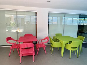 Outdoor dining - Chillax6  at 101 Newport Blvd near Manila airports w/ pool+Wi-Fi+Netflix (Pasay)