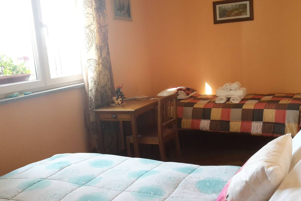 Habitación triple | Espacio para trabajar con un portátil, wifi gratis, ropa de cama