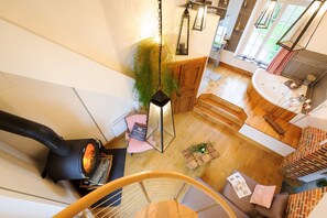 Suite (Lune de Miel Triplex spiral stairs) | Coin séjour