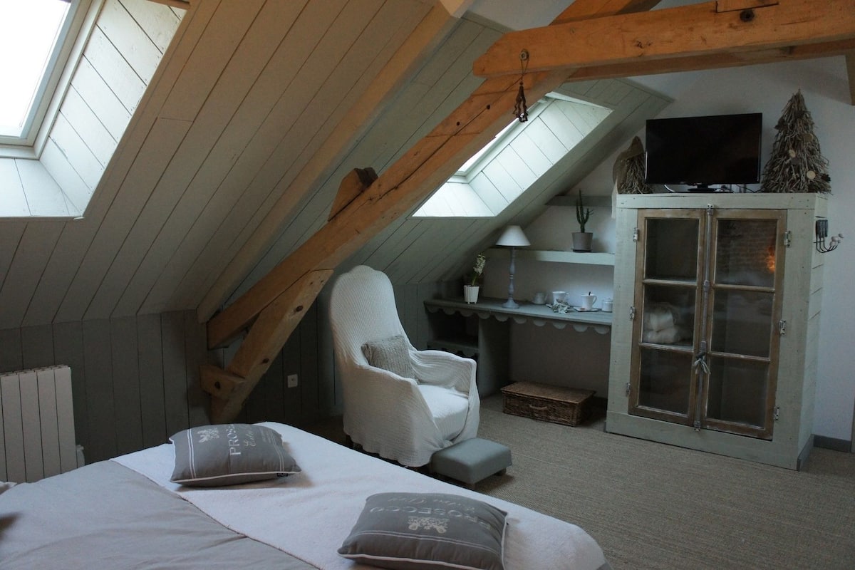 Doppelzimmer (L'Insolite) | Schreibtisch, Bügeleisen/Bügelbrett, Zustellbetten, kostenloses WLAN