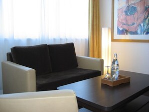 50-Zoll-LCD-Fernseher mit Satellitenempfang, Fernseher, Bücher