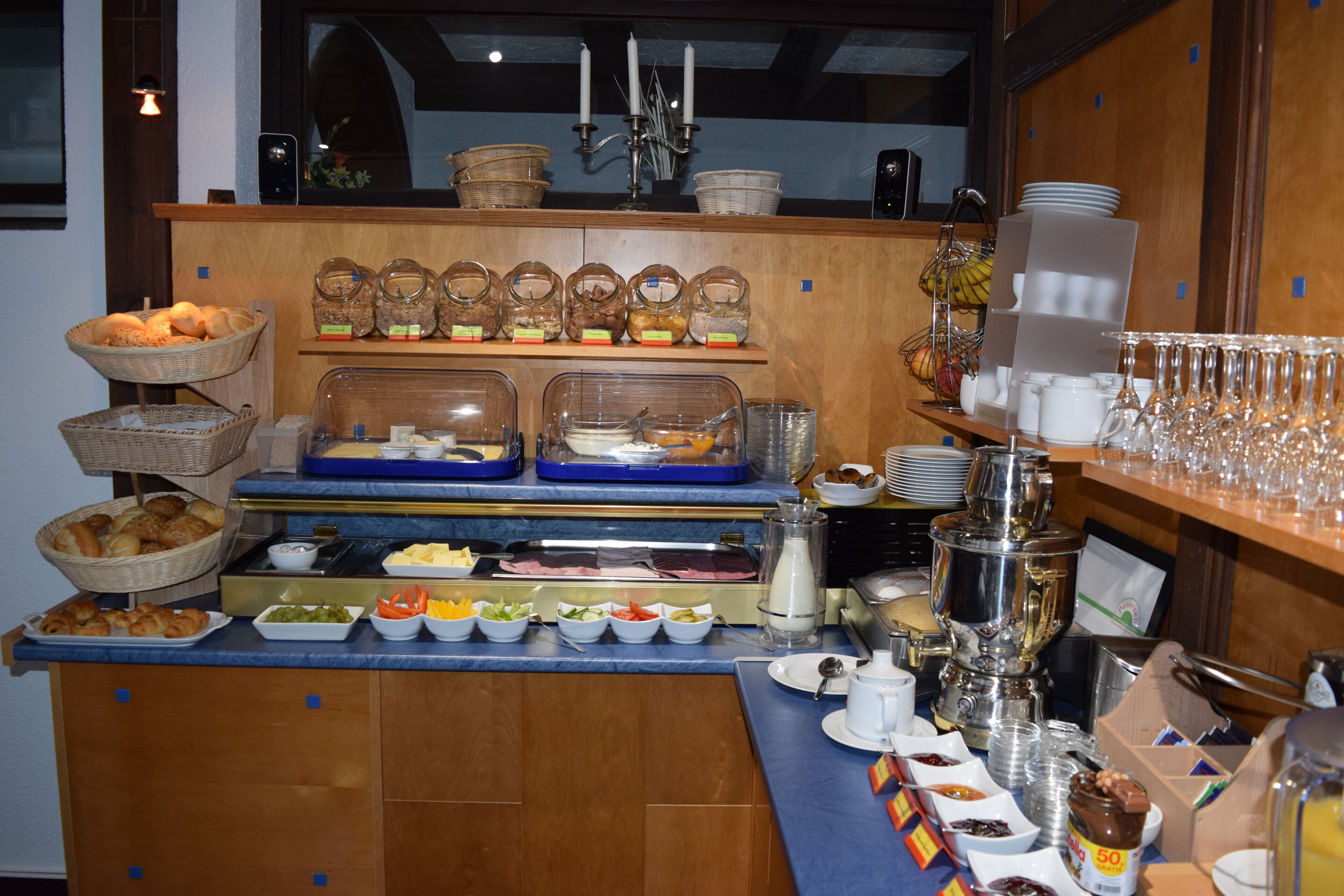 Tägliches Frühstücksbuffet (10.00 EUR pro Person)