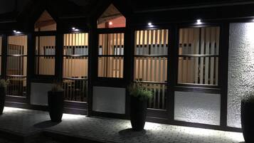 Fassade der Unterkunft – Abend/Nacht