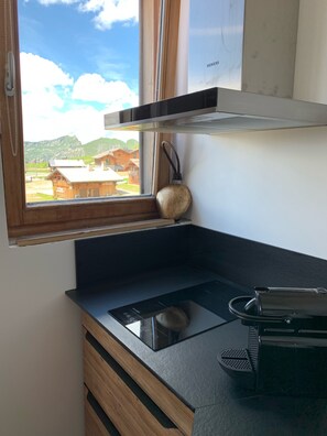 Réfrigérateur, micro-ondes, plaque de cuisson, lave-vaisselle