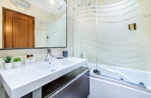 Apartment, 3 Schlafzimmer | Badezimmer | Duschwanne, Haartrockner, Bidet, Handtücher