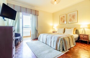 3 bedrooms, iron/ironing board, cots/infant beds, free WiFi - Telheiras Comfortable Stay Apartment (Lisbon)