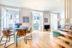 Apartamento, 3 quartos | Área de estar | TV de tela plana 100 cm com canais a cabo, TV