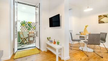 Departamento, 2 habitaciones | Área de sala de estar | Televisión de pantalla plana de 100 cm con canales por cable