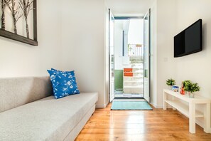 Familie appartement, 2 slaapkamers | Woonruimte | Een 100-cm flatscreentelevisie met kabelzenders en een televisie