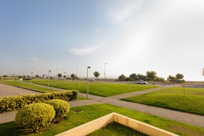 A landscaped area with pathways, green lawns, and a brick structure. - São Félix Ocean Views Apartment (Vila Nova de Gaia)