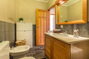 A bathroom with a sink, mirror, and toilet. - São Félix Ocean Views Apartment (Vila Nova de Gaia)