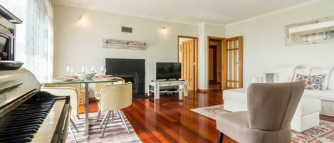 Appartement, 1 slaapkamer | Woonruimte | Een 100-cm flatscreentelevisie met kabelzenders en televisie