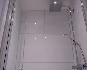 Studio – business (incl. final cleaning fee of 25 EUR) | Bad | Dusj, toalettartikler (inkludert), hårføner og håndklær